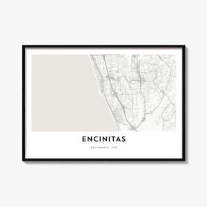 Könnte beinhalten: Ein gerahmter Kartendruck von Encinitas, Kalifornien, USA, mit einem hellbeigen Küstenbereich und grauen Straßennetzlinien. Der Text ENCINITAS CALIFORNIA, USA ist in Schwarz am unteren Rand des weißen Rahmens gedruckt.