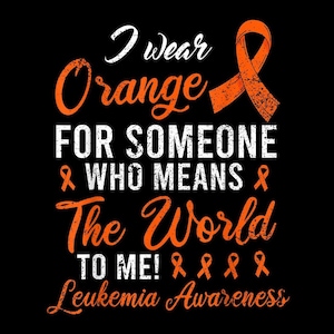 Può includere: Un design grafico nero con il testo arancione I wear Orange FOR SOMEONE WHO MEANS The World TO ME! Leukemia Awareness. Il design include un grande nastro di sensibilizzazione arancione in alto a destra e sei nastri arancioni più piccoli.