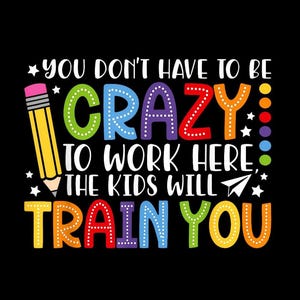 Op de afbeelding: Een zwarte achtergrond met kleurrijke tekst die luidt: "YOU DON'T HAVE TO BE CRAZY TO WORK HERE, THE KIDS WILL TRAIN YOU." Een gele potlood met een roze gum staat links van de afbeelding. Witte sterren en stippen zijn verspreid rond de tekst.