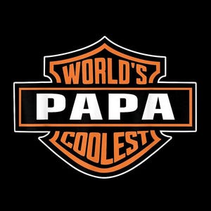 Könnte beinhalten: Schwarze Grafik mit den Worten "WORLD'S PAPA COOLEST" in Weiß und Orange, innerhalb eines schildförmigen Designs. Der Text ist weiß und orange umrandet, vor schwarzem Hintergrund.