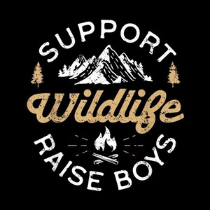 Könnte beinhalten: Ein kreisförmiges Grafikdesign auf schwarzem Hintergrund mit weißen Berggipfeln und Tannenbäumen oben. Der Text SUPPORT WILDLIFE ist darüber gewölbt, wobei das Wort Wildlife in beiger Schreibschrift gehalten ist, und RAISE BOYS unter einem Lagerfeuer-Symbol.