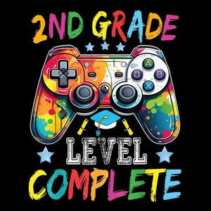 Pode incluir: Um gráfico colorido com um controle de videogame com as palavras "2ND GRADE" acima e "LEVEL COMPLETE" abaixo. O controle é decorado com respingos de tinta vibrantes e um chapéu de formatura. Estrelas e texto colorido completam o design.