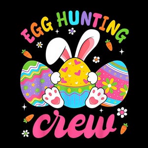 Puede incluir: Un gráfico colorido con el texto "EGG HUNTING CREW" en colores arcoíris. El diseño presenta un huevo con forma de conejo sosteniendo dos huevos de Pascua decorados, con zanahorias y flores sobre un fondo negro.