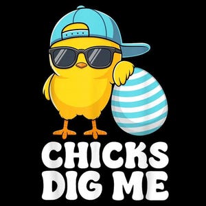 Könnte beinhalten: Cartoon-Illustration eines gelben Küken mit Sonnenbrille und blauer Baseballkappe, das ein blau-weiß gestreiftes Osterei hält. Der Text "CHICKS DIG ME" steht darunter auf schwarzem Hintergrund.