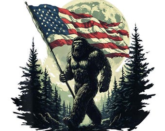 Pode incluir: Ilustração de um Bigfoot carregando uma grande bandeira americana. A bandeira é vermelha, branca e azul, com o desenho de estrelas e listras. O fundo apresenta uma lua cheia, pinheiros e um cenário de floresta.