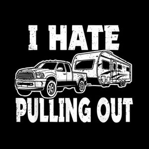 Op de afbeelding: Een wit grafisch ontwerp op een zwarte achtergrond met een pick-up truck die een caravan trekt. De tekst boven het voertuig luidt I HATE en de tekst onder het voertuig luidt PULLING OUT. Het ontwerp heeft een verweerde, versleten textuur.