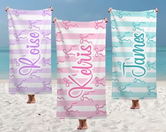 Personalisierte Strandtücher, Kokette Schwimmtuch, Bogen Strandtücher, Kinder Name Handtuch, Gestreifte Pool-Party, Individuell bedrucktes Handtuch, Urlaubs Geschenk