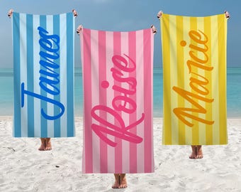 Benutzerdefinierte Strandtücher, Groovy gestreiftes Badetuch, Bachelorette Handtücher, Personalisiertes bedrucktes Handtuch, Kinder-Namenstuch, Pool-Party, Urlaubsgeschenk