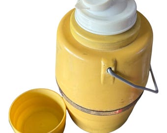Termo/jarra térmica aislante de plástico amarillo vintage con tapa.
