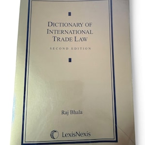 Könnte beinhalten: Ein Taschenbuch mit dem Titel Dictionary of International Trade Law, Second Edition, von Raj Bhala. Der Einband ist hellbeige mit einem dunkelblauen rechteckigen Rahmen, dunkelblauem Text und dem LexisNexis-Logo in der unteren Mitte.