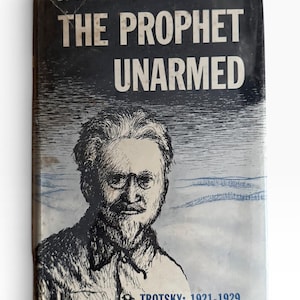 Może przedstawiać: Książka pod tytułem The Prophet Unarmed autorstwa Isaaca Deutschera, z czarno-białą ilustracją tuszem przedstawiającą mężczyznę w okularach i z brodą. Okładka zawiera tekst Trotsky: 1921-1929 oraz podpis artysty J Farris w rogu.