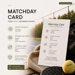 Könnte beinhalten: Eine weiße Matchday-Karte mit Text, ein gelber Tennisball und eine schwarze Tasche. Die Karte enthält Anweisungen zum Zurücksetzen während eines Spiels, mit Sätzen wie "Konzentrieren" und "Atmen". Die Karte ist mit "Calm Functional Studio" beschriftet.