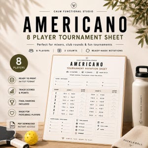 Könnte beinhalten: Ein weißes Turnierblatt mit dem Wort "AMERICANO" in großen schwarzen Buchstaben. Das Blatt ist für 8 Spieler konzipiert und bietet Platz zum Verfolgen von Ergebnissen und Punkten. Eine Wasserflasche und ein Handtuch sind ebenfalls im Bild.