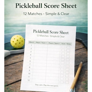 Könnte beinhalten: Ein druckbares Pickleball-Scoreblatt mit dem Titel "Pickleball Score Sheet" und dem Text "12 Matches • Simple & Clear". Ein gelber Pickleball und ein Bleistift sind ebenfalls sichtbar.