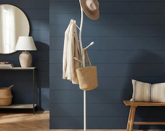 Perchero de pie blanco con base de mármol: moderno soporte metálico para bolsos y chaquetas.