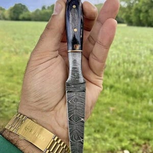 Couteau à botte de chasse fait main à double tranchant en acier damas, manche en os de chameau