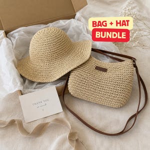 Puede incluir: Un sombrero de paja y un bolso tejido a juego con una correa marrón. El sombrero tiene un ala ancha. El bolso tiene un pequeño parche de cuero marrón. También hay una tarjeta con el texto "THANK YOU so much".