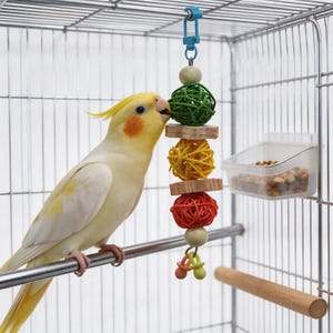 Juguete masticable de ratán colorido hecho a mano para loros / Juguete de madera natural y bola tejida para pájaros / Accesorio para jaula para periquitos, cacatúas y agapornis