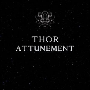 Könnte beinhalten: Ein schwarzes Grafikdesign mit einem weißen Lotusblütensymbol in Linienzeichnung oben, darunter der Text THOR ATTUNEMENT in weißen Großbuchstaben, vor einem dunklen Hintergrund mit feinen weißen Sprenkeln, die an eine sternenklare Nacht erinnern.