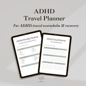 以下が含まれることがあります： ADHD旅行プランナーを表示する2つのデジタルタブレット。タブレットは黒い縁取りと白い画面があり、「ADHD Travel Planner」のテキストが表示されています。背景は明るいグレーです。