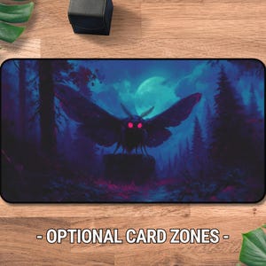 Puede incluir: Alfombrilla de juego rectangular con una escena de fantasía oscura. Una gran polilla con ojos rojos brillantes está centrada, sobre un fondo de bosque bajo la luna llena. El texto "- OPTIONAL CARD ZONES -" está en la parte inferior.
