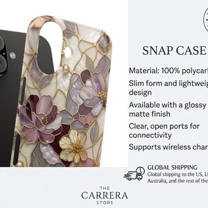 Op de afbeelding: Een smartphone-snapcase met een bloemmotief in glas-in-loodstijl in tinten paars, cr&egrave;me en goud. De hoes is gemaakt van 100% polycarbonaat met een slank, lichtgewicht ontwerp, open poorten voor connectiviteit en ondersteunt draadloos opladen.
