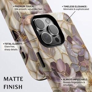 Op de afbeelding: Een telefoonhoesje met een matte afwerking en een bloemenpatroon in cr&egrave;me, mauve en goudtinten. Het ontwerp bevat de teksten: PREMIUM TOUCH: Silk-smooth, velvet-like feel. TIMELESS ELEGANCE: Minimalist & sophisticated. TOTAL CLARITY: Glare-free, sharp details. ALWAYS IMPECCABLE: Resists fingerprints & smudges. MATTE FINISH.