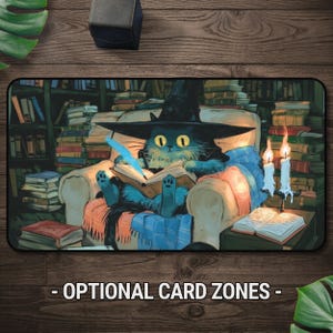 Puede incluir: Un tapete de escritorio rectangular que muestra un gato negro con un sombrero de bruja puntiagudo, sentado en un sillón mientras lee un libro con una pluma azul. La escena incluye pilas de libros, dos velas encendidas y el texto OPTIONAL CARD ZONES.