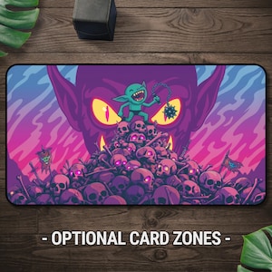 Puede incluir: Un tapete de juego rectangular con una ilustración vibrante de un duende verde sosteniendo un mayal con púas, de pie sobre una gran pila de calaveras. El fondo muestra una criatura morada gigante con ojos amarillos brillantes y un cielo rosado.