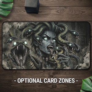 Op de afbeelding: Een rechthoekige speelmat met een illustratie van Medusa en slangen in grijstinten, groen en zwart. De tekst "- OPTIONAL CARD ZONES -" staat onderaan. De mat is ontworpen voor kaartspellen en meet ongeveer 60 cm x 35 cm.