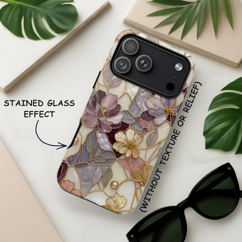 Op de afbeelding: Een smartphonehoesje met een bloemrijk glas-in-lood effectpatroon in tinten paars, roze en cr&egrave;me met goudkleurige omlijningen. De tekst STAINED GLASS EFFECT en WITHOUT TEXTURE OR RELIEF staat op het oppervlak van het hoesje gedrukt.
