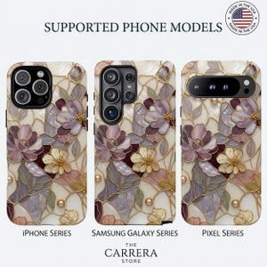 Op de afbeelding: Drie telefoonhoesjes met een bloemenpatroon in glas-in-loodstijl in mauve, cr&egrave;me en goudtinten. De tekst bevat SUPPORTED PHONE MODELS, MADE IN THE USA, iPhone Series, Samsung Galaxy Series, Pixel Series en THE CARRERA STORE.