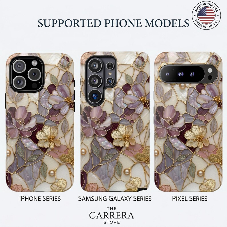 Op de afbeelding: Drie telefoonhoesjes met een bloemenpatroon in glas-in-loodstijl in mauve, cr&egrave;me en goudtinten. De tekst bevat SUPPORTED PHONE MODELS, MADE IN THE USA, iPhone Series, Samsung Galaxy Series, Pixel Series en THE CARRERA STORE.