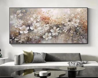 Cuadro floral texturizado sobre lienzo, pintura botánica en tonos beige neutros, decoración de pared abstracta moderna.