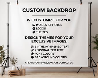 Op de afbeelding: Een witte stoffen achtergrond gemonteerd op een zwarte metalen standaard. De tekst luidt: CUSTOM BACKDROP, WE CUSTOMIZE FOR YOU, IMAGES & PHOTOS, LOGOS, THEMES, DESIGN THEMES FOR YOUR EXCLUSIVE IMAGES: BIRTHDAY-THEMED TEXT, PERSONALIZED TEXT, FONT COLORS, BACKGROUND COLORS, CREATE YOUR UNIQUE VISION. CONTACT US.