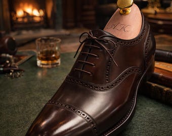 Zedernholz Schuhspanner mit goldenen Knöpfen – Formstabilisierung & Feuchtigkeitsregulierung - personalisierbar - ideal als Geschenk