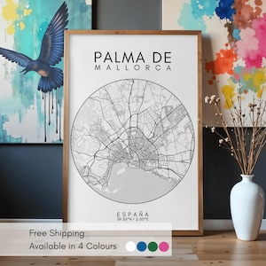 Könnte beinhalten: Ein gerahmter Druck mit einer detaillierten schwarz-weißen Karte von Palma de Mallorca, Spanien. Die Karte ist kreisförmig, mit dem Text "PALMA DE MALLORCA" oben und "ESPAÑA" unten. Der Rahmen ist hellbraun.