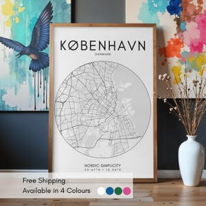 Könnte beinhalten: Ein gerahmter Druck mit einer Karte von Kopenhagen, Dänemark, in einem minimalistischen Stil. Die Stadtkarte wird in einem kreisförmigen Design dargestellt, mit dem Stadtnamen "KØBENHAVN" oben. Der Druck enthält den Text "NORDIC SIMPLICITY" und Koordinaten.