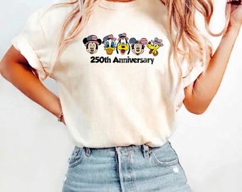 アメリカ建国250周年記念シャツ、愛国的な漫画の友達Tシャツ、7月4日ピンクシャツ、アメリカ建国記念日グラフィックTシャツ
