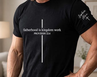 パーソナライズされた刺繍入りクリスチャンパパシャツ、カスタム刺繍入り「父性は神の国の働き」Tシャツ、聖書の一節入り父の日ギフトシャツ