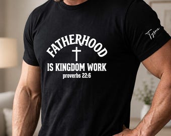 パーソナライズされた刺繍入りクリスチャンパパシャツ、カスタム「父性は神の国の働き」Tシャツ、宗教的な父の日ギフト、聖書の一節入り父の日ギフト