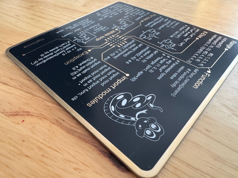 Peut inclure: Une plaque carr&eacute;e noire aux coins arrondis pr&eacute;sentant du code de programmation Python imprim&eacute; en blanc, incluant des sections pour les plages, fonctions, boucles et exceptions, avec une illustration de serpent et le texte DigElectro.