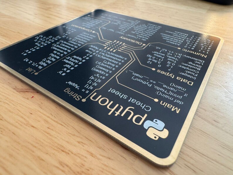 Peut inclure: Une fiche aide-m&eacute;moire Python carr&eacute;e avec une surface noire et du texte blanc. Le design pr&eacute;sente une mise en page technique avec des sections pour les types de donn&eacute;es, les cha&icirc;nes, les listes et les fonctions principales, incluant le logo Python.