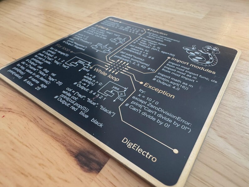 Peut inclure: Un dessous de verre carr&eacute; noir avec du texte et des sch&eacute;mas de couleur claire illustrant des concepts de programmation Python, notamment les boucles, fonctions et modules. Le design inclut le texte DigElectro et un petit serpent.