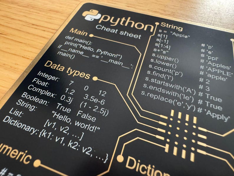 Peut inclure: Une fiche m&eacute;mo Python rectangulaire noire avec du texte dor&eacute; et des graphismes de circuit imprim&eacute;. La surface affiche des exemples de code de programmation, des types de donn&eacute;es et des m&eacute;thodes de manipulation de cha&icirc;nes, avec le logo Python.