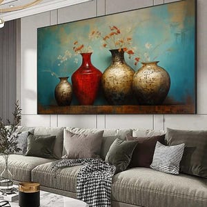 Peut inclure: Une grande peinture rectangulaire sur toile représentant quatre vases avec des arrangements floraux. Les vases sont dans des tons de rouge, d'or et de marron, sur un fond bleu sarcelle. La peinture est affichée au-dessus d'un canapé gris avec divers coussins.