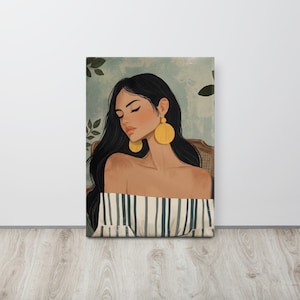 Peut inclure: Impression sur toile représentant une femme aux longs cheveux noirs et aux grandes boucles d'oreilles jaunes. Elle porte un haut à rayures épaules nues. Le fond est vert clair avec des accents de feuilles. L'œuvre est affichée sur un mur blanc.