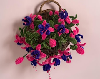 Cesta colgante con flores fucsias hechas con limpiapipas