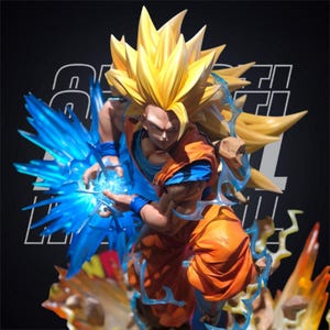 Puede incluir: Figura detallada de un personaje con cabello amarillo puntiagudo, vistiendo un atuendo naranja y azul. La figura está posada dinámicamente, con efectos de energía azul emanando de las manos y alrededor del cuerpo. El fondo es negro con texto blanco.