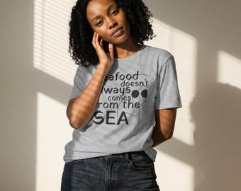 シーフードは必ずしも海から来るとは限らないTシャツ | サメ刺されのユーモア